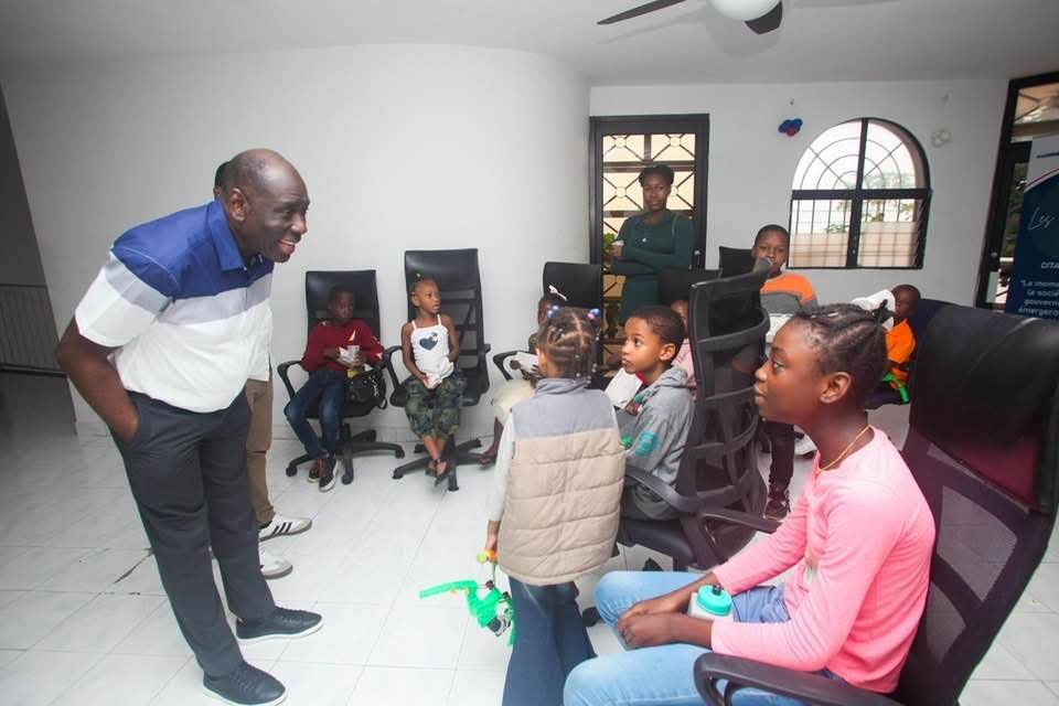 Fan Club REN : Yon Ti Poz Pou Jèn Ayisyen yo